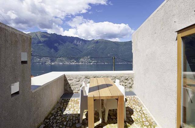 Uma casa com pedras com dois andares superiores