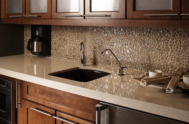 Okite, uma mistura de quartzo e resinas