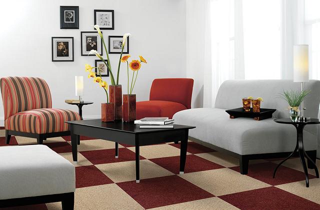 Um grande tapete persa é perfeito para decorar uma sala antiga