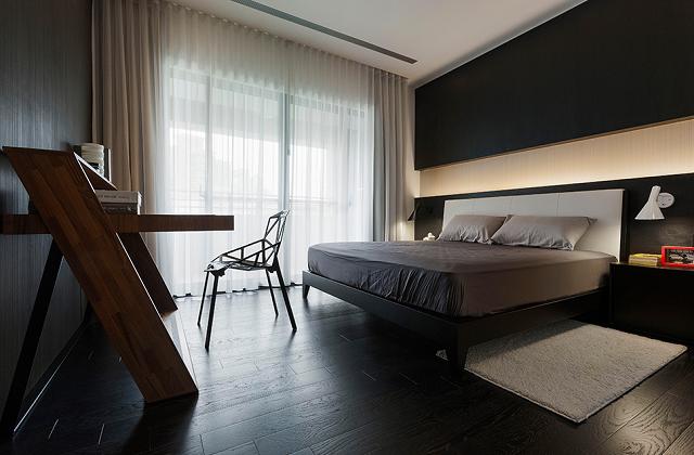 Tem o quarto, separado do resto da casa