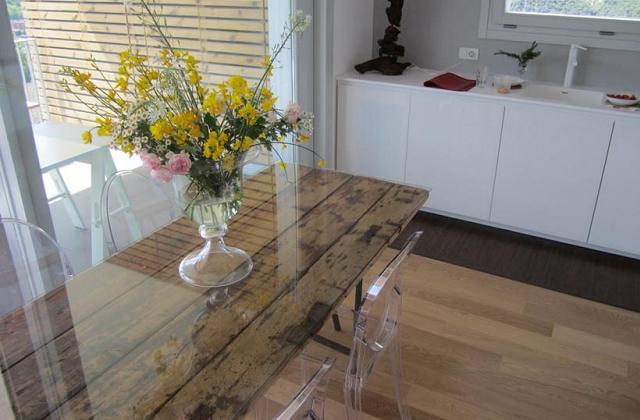 Utilização de uma porta velha como uma mesa de jantar