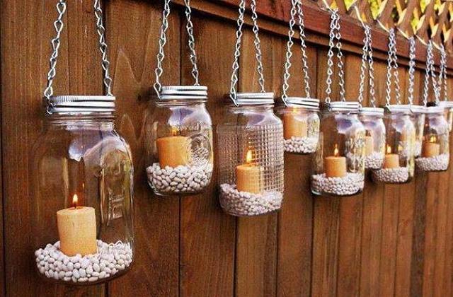 Com frascos de vidro e velas