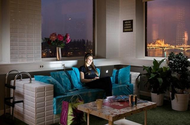 gráficos coloridos e peças lúdicas de mobiliário