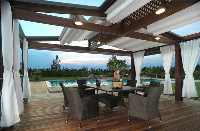 Um pergolado sobre o jardim