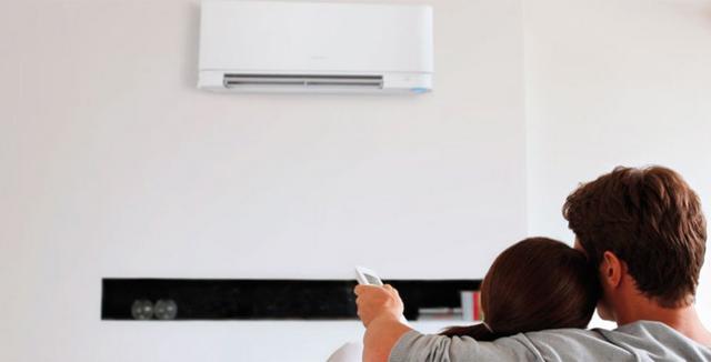 A limpeza do exterior do aparelho de ar condicionado