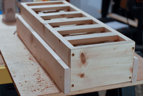 Trabalhar um canto de cada vez, em seguida, coloque uma perna em cada lugar