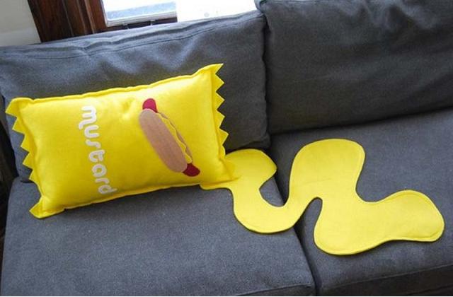 Uma bela almofada em forma de bisnaga de molho