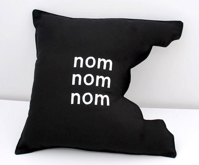 Dar uma grande mordida na almofada