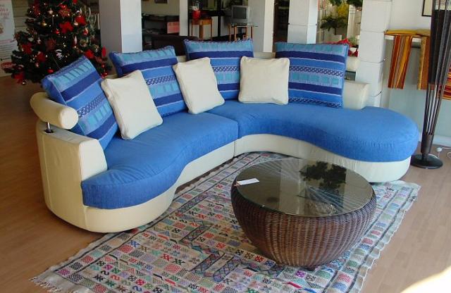 Um sofá azul é perfeito
