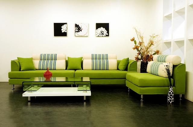 Um sofá na versão verde escuro