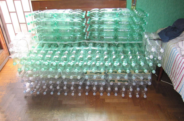 O sofá precisa de muito mais garrafas