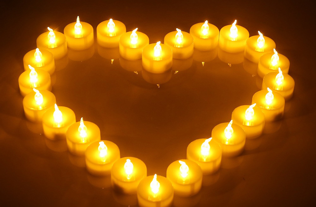 Velas com recipientes transparentes