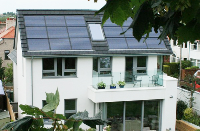 presença de painéis solares sobre toda a superfície do telhado