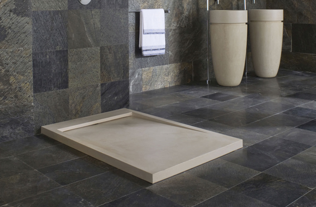 Um chuveiro em pedra lisa