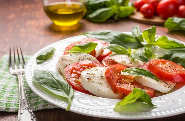 Consuma alimentos frescos e ricos em água