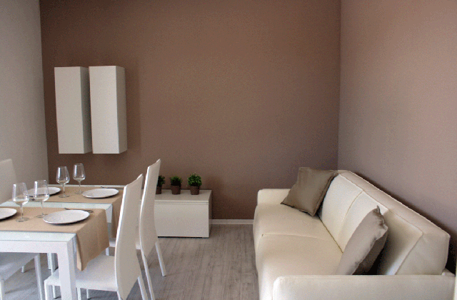 No sofá colocamos almofadas monocromáticas