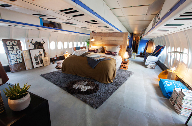 uma grande sala de estar