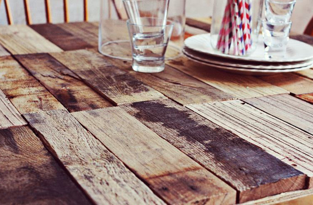uma mesa rústica