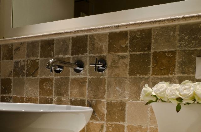 Se as paredes do banheiro são antigas