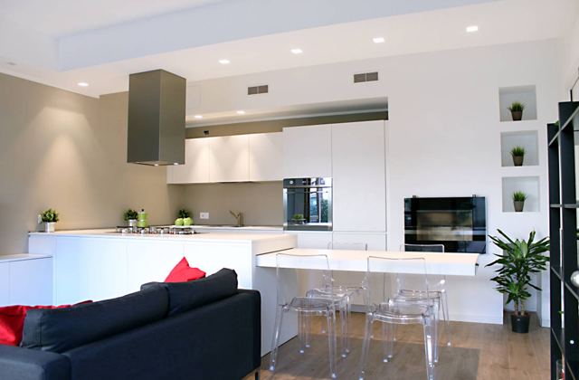 Da cozinha temos vista diretamente para a sala de estar