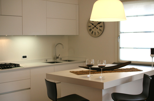 um grande contraste entre os azulejos da cozinha