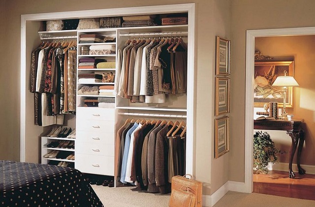 Usufruindo o espaço de um guarda roupa embutido