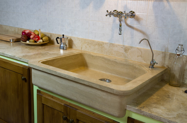 uma torneira que combine bem com a pia de pedra