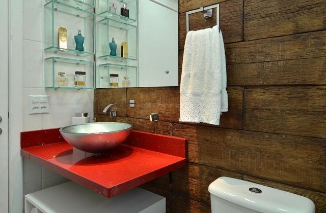 Banheuro com todas as paredes madeira