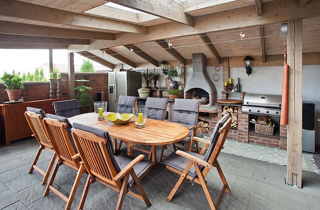 uma mesa com cadeiras de jardim