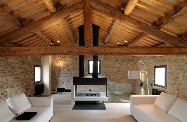 um apartamento com vigas a vista