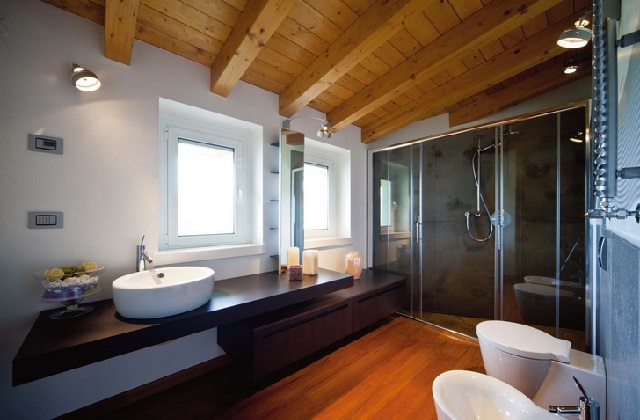 O chuveiro é muito grande e usa todo o espaço do sótão.