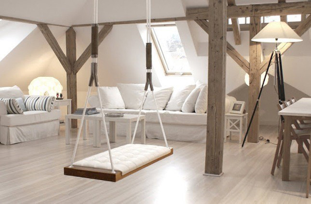 Balançando feliz em casa com um balanço para interiores