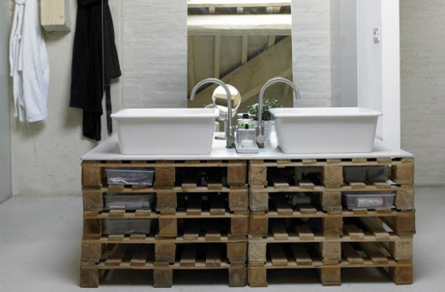 banheiro com materiais reciclados