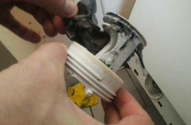 Onde está o filtro de máquina de lavar roupa?