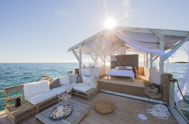 uma noite mágica em uma casa flutuante