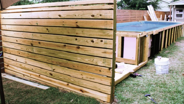 uma piscina para colocar no jardim