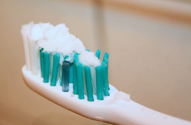  Nada de uso de pasta dental para branqueamento dos dentes