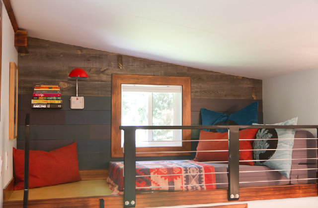 Uma pequena casa imersa em uma floresta