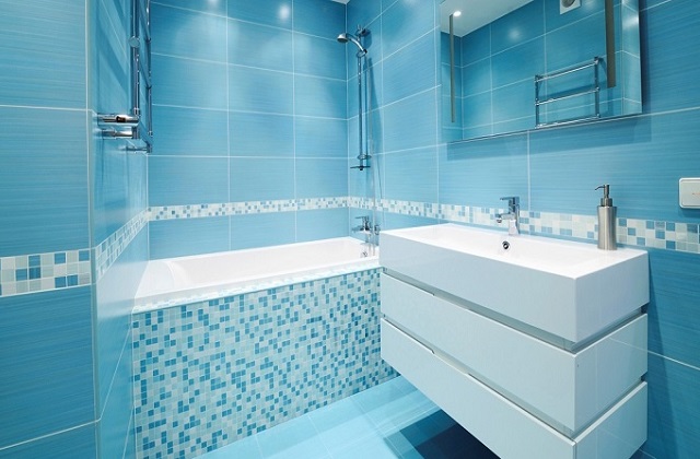 banheiro com azulejos em estilo moderno