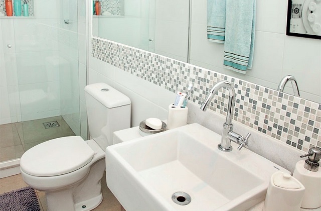 banheiro em azulejos