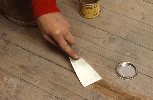 a re-compactação da área a fim de fazer aderir às tiras limpas