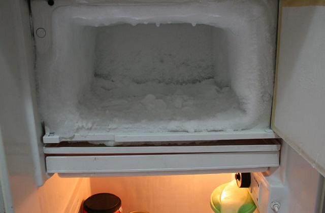 O tempo poupado é substancial em comparação com o tempo normal para descongelar uma geladeira