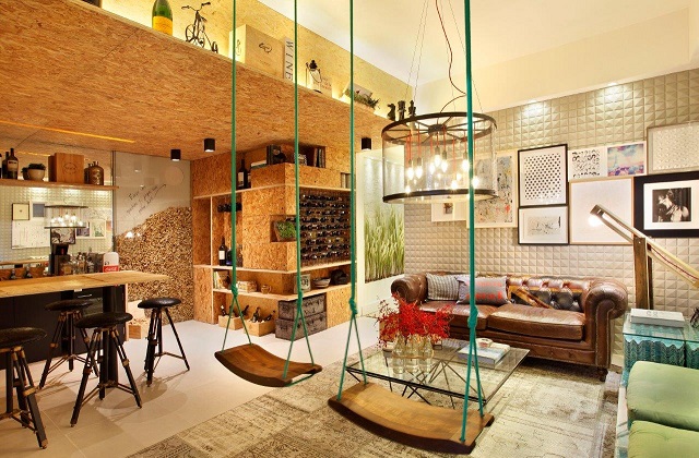 uma casa com um teto muito alto