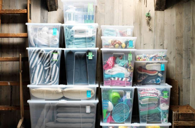 compartimentos em diferentes níveis, gavetas deslizantes, caixas etiquetadas, cestas