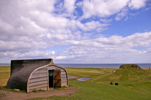 Lindisfarne: A ilha onde as casas são feitas com barcos velhos de pesca