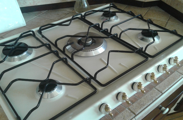 Um truque para desengordurar a grelha do fogão